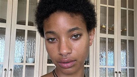 Willow Smith is covered in tattoos in stunning。